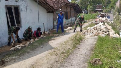 Lestarikan Gotong Royong, Babinsa dan Warga Kompak Bangun Dinding Penahan Tanah Lestarikan Gotong Royong, Babinsa dan Warga Kompak Bangun Dinding Penahan Tanah