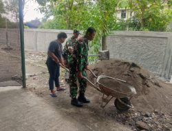 Perindah Fasilitas Publik, Babinsa dan Warga Kompak Bangun Pagar Balai Desa