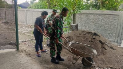 Perindah Fasilitas Publik, Babinsa dan Warga Kompak Bangun Pagar Balai Desa Perindah Fasilitas Publik, Babinsa dan Warga Kompak Bangun Pagar Balai Desa
