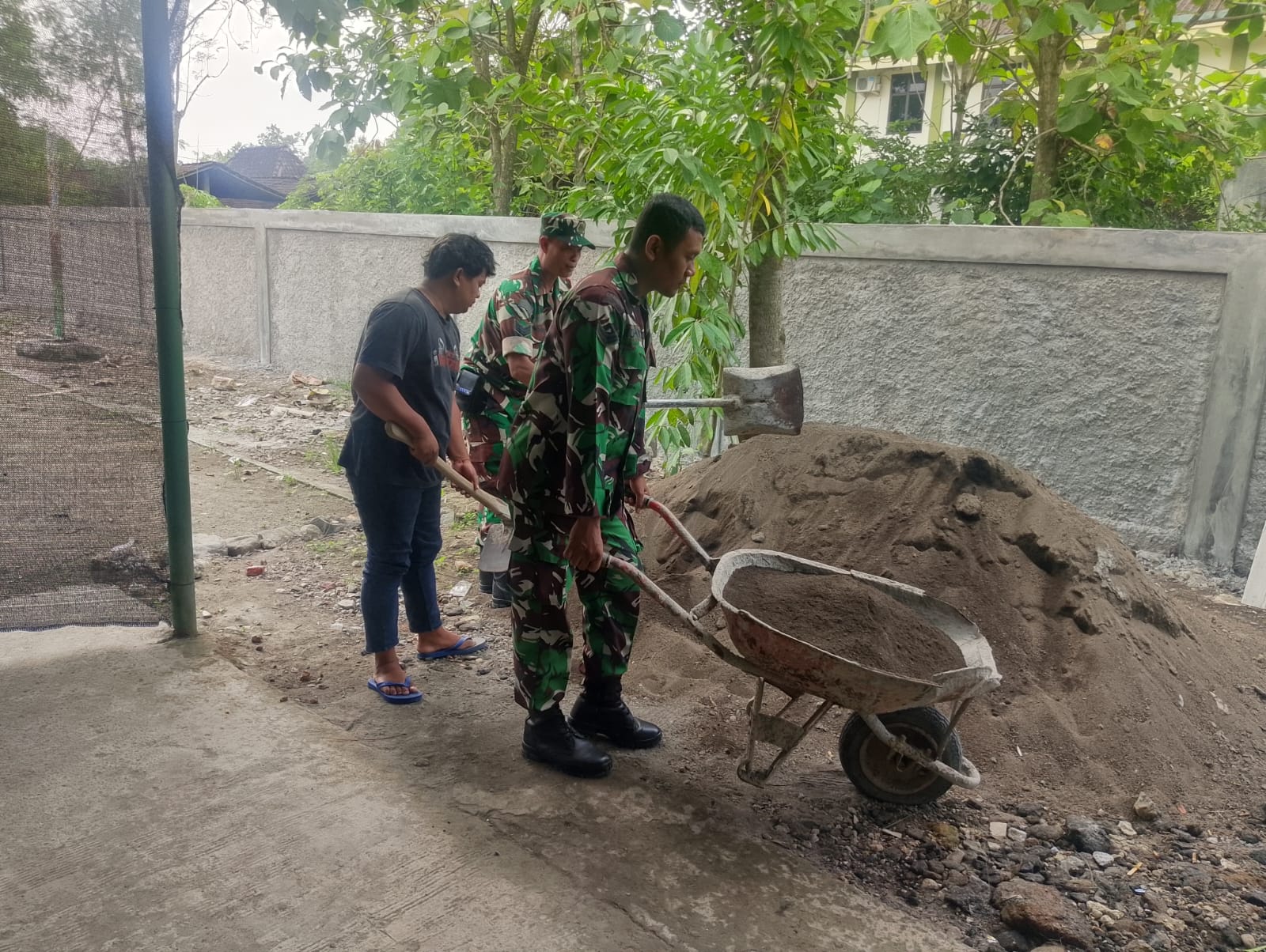 Perindah Fasilitas Publik, Babinsa dan Warga Kompak Bangun Pagar Balai Desa
