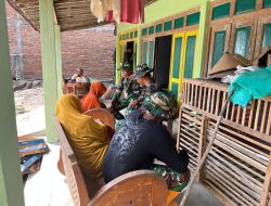 Di Sela-sela Istirahat Anggota Satgas TMMD Komsos Bersama warga