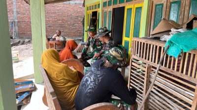 Di Sela-sela Istirahat Anggota Satgas TMMD Komsos Bersama warga