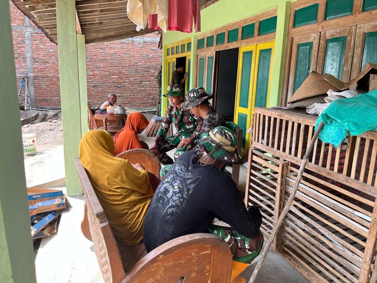 Di Sela-sela Istirahat Anggota Satgas TMMD Komsos Bersama warga