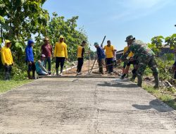 Anggota Satgas TMMD Menggaris Jalan Beton Supaya Tidak Licin
