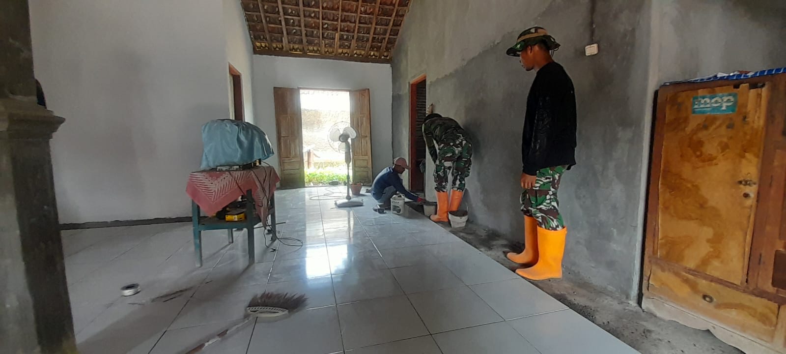 Dari Tanah ke Keramik, RTLH TMMD Reg 128 Kodim 0725/Sragen Ubah Rumah Warga Jadi Lebih Nyaman