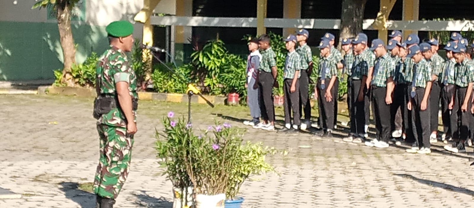 Danramil Pimpin Upacara Hardiknas di SMPN 2 Sumberlawang, Sampaikan Pesan Disiplin dan Semangat Belajar