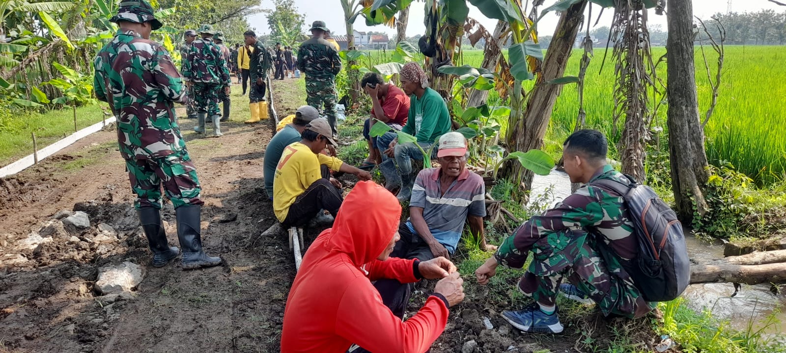 Canda Tawa Satgas TMMD Reguler ke-128 Warnai Suasana di Lokasi TMMD