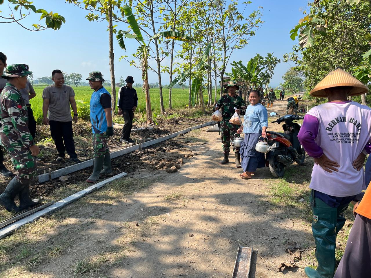 Dengan Ikhlas, Ibu Suwarti Berikan Makanan dan Minuman Kepada Anggota Satgas Setiap Hari