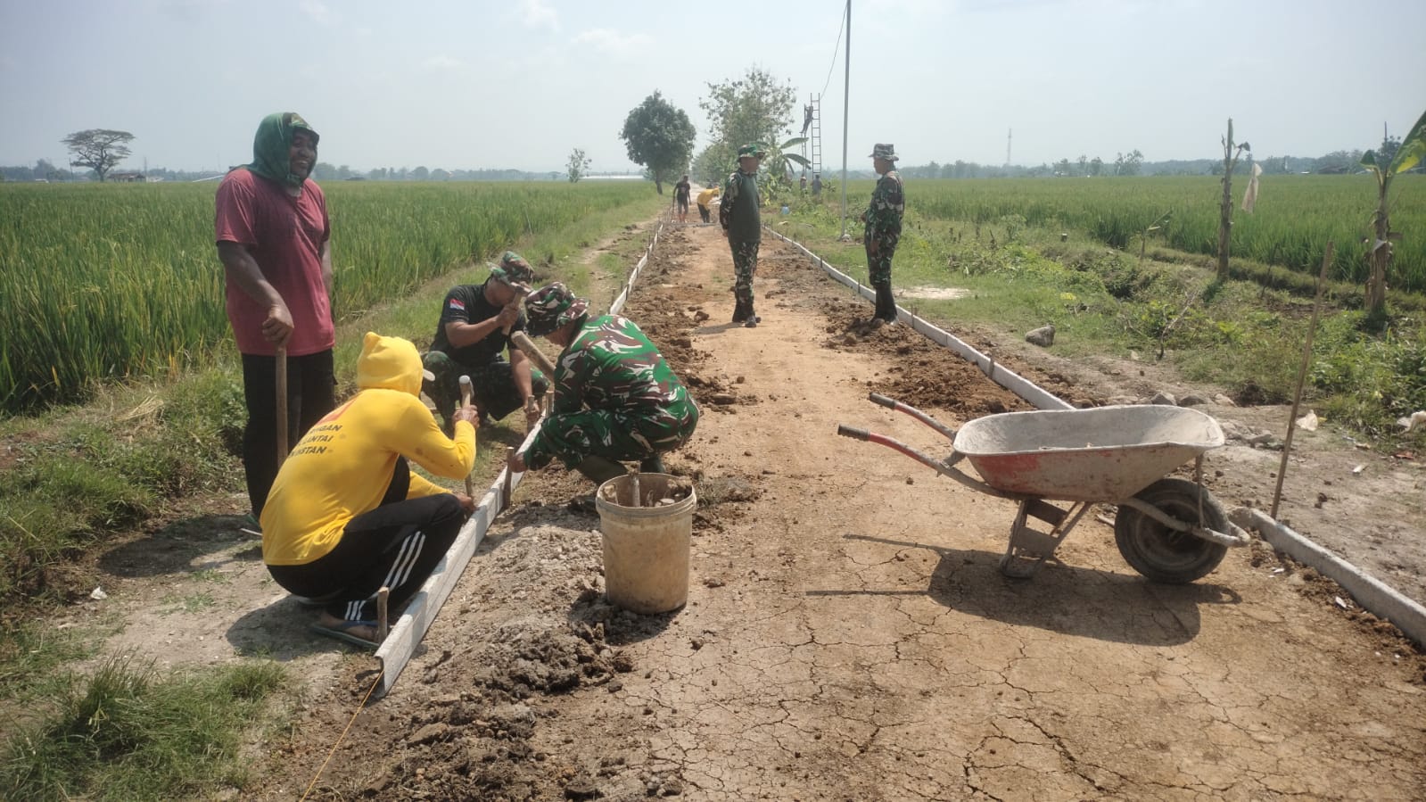 Keringat dan Keikhlasan Satgas TMMD Demi Jalan yang Dinanti Warga