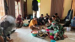 Sertu Nurdin Jadi “Master Chef” Satgas TMMD, Sajikan Masakan untuk Anggota dan Warga Sekitar Barak Semang