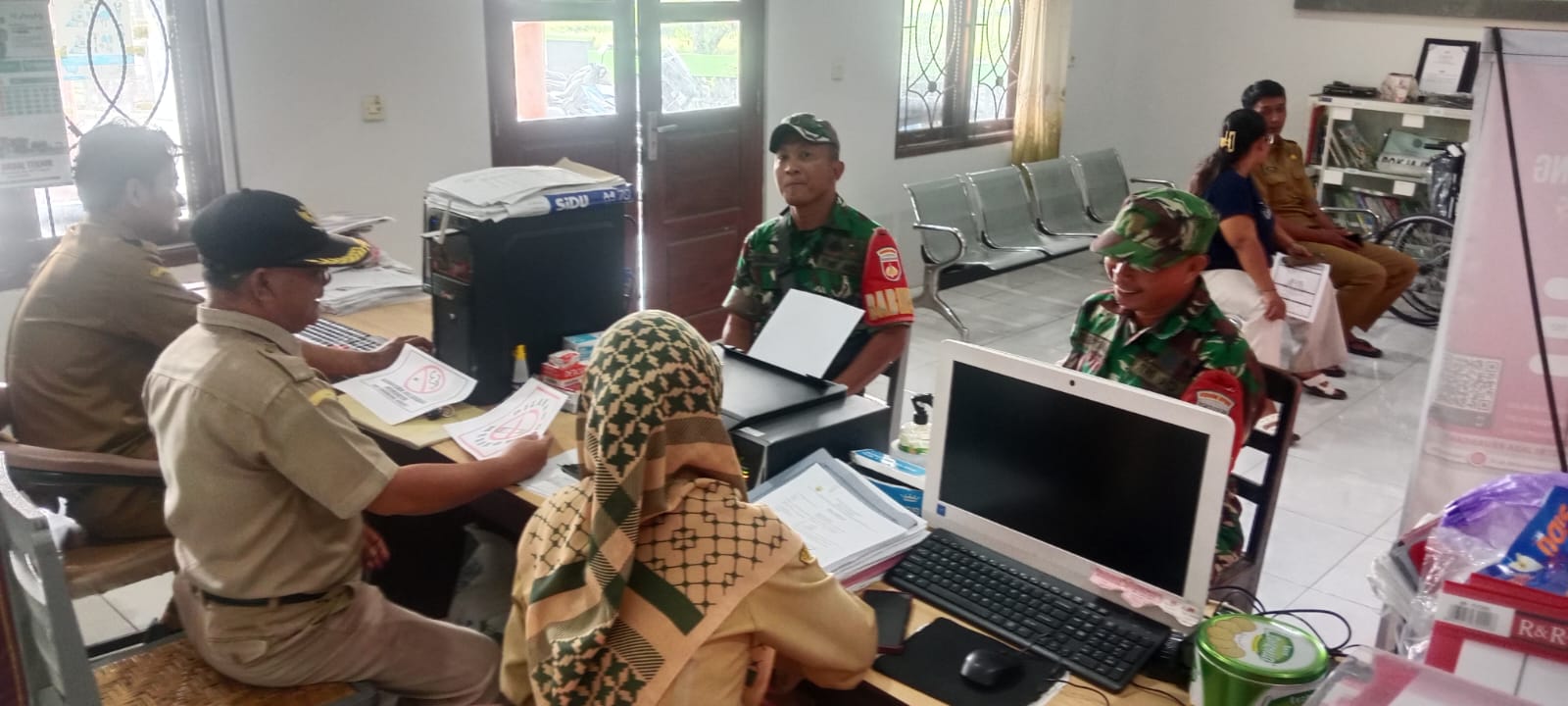 Perkuat Sinergi, Babinsa Turun Tangan Validasi Data Teritorial di Kantor Desa