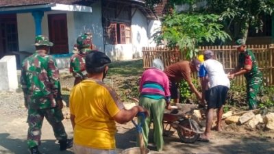 Rawat Tradisi Gotong Royong, TNI dan Warga Bahu-Membahu Bangun Talud Penahan Tanah Rawat Tradisi Gotong Royong, TNI dan Warga Bahu-Membahu Bangun Talud Penahan Tanah