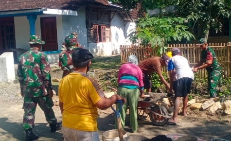 Rawat Tradisi Gotong Royong, TNI dan Warga Bahu-Membahu Bangun Talud Penahan Tanah