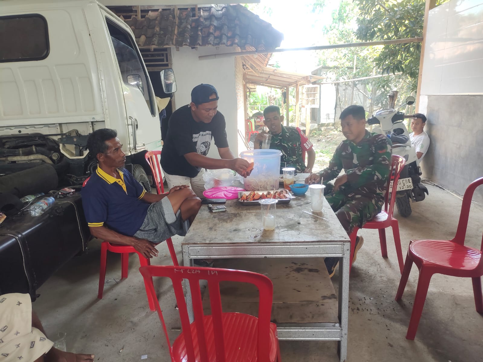 Tak Kenal Tempat dan Waktu, Babinsa Harus Selalu Dekat dengan Warga