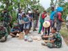 Kebersamaan di Balik Pengecoran Jalan, Satgas TMMD dan Warga Sarapan Bersama di Tengah Sawah
