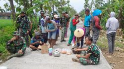 Kebersamaan di Balik Pengecoran Jalan, Satgas TMMD dan Warga Sarapan Bersama di Tengah Sawah