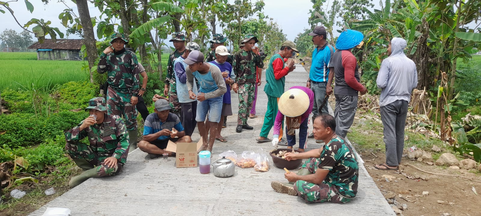 Kebersamaan di Balik Pengecoran Jalan, Satgas TMMD dan Warga Sarapan Bersama di Tengah Sawah
