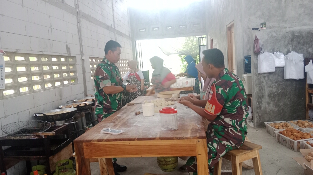 Babinsa Dorong Kemajuan UMKM, Sambangi Usaha Pembuatan Roti