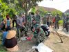 Anggota Satgas TMMD dan Warga Lepas Dahaga dengan Semangka Buah Tangan Bupati Sragen