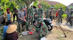 Anggota Satgas TMMD dan Warga Lepas Dahaga dengan Semangka Buah Tangan Bupati Sragen