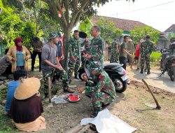Anggota Satgas TMMD dan Warga Lepas Dahaga dengan Semangka Buah Tangan Bupati Sragen