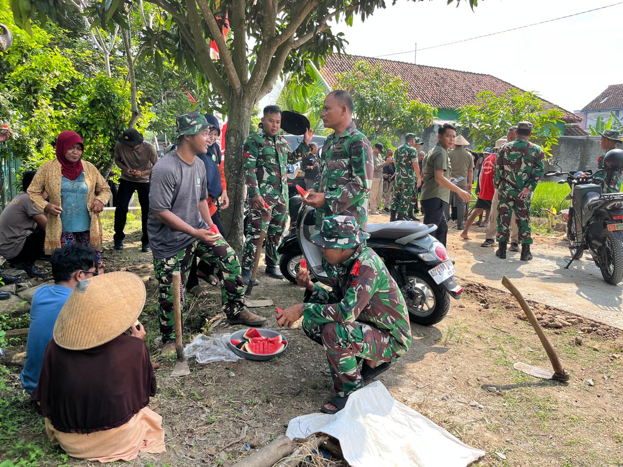 Anggota Satgas TMMD dan Warga Lepas Dahaga dengan Semangka Buah Tangan Bupati Sragen