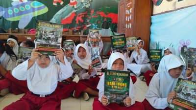 Duh senangnya anak SD Plumbungan IV, Dibagikan majalah Gema Diponegoro