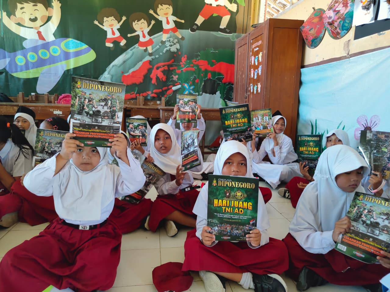 Duh senangnya anak SD Plumbungan IV, Dibagikan majalah Gema Diponegoro