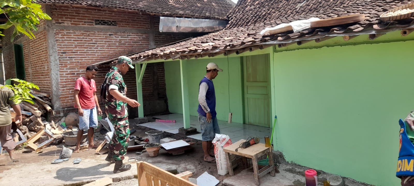 Sentuhan Kepedulian Satgas TMMD di Rumah Ibu Ngadinem