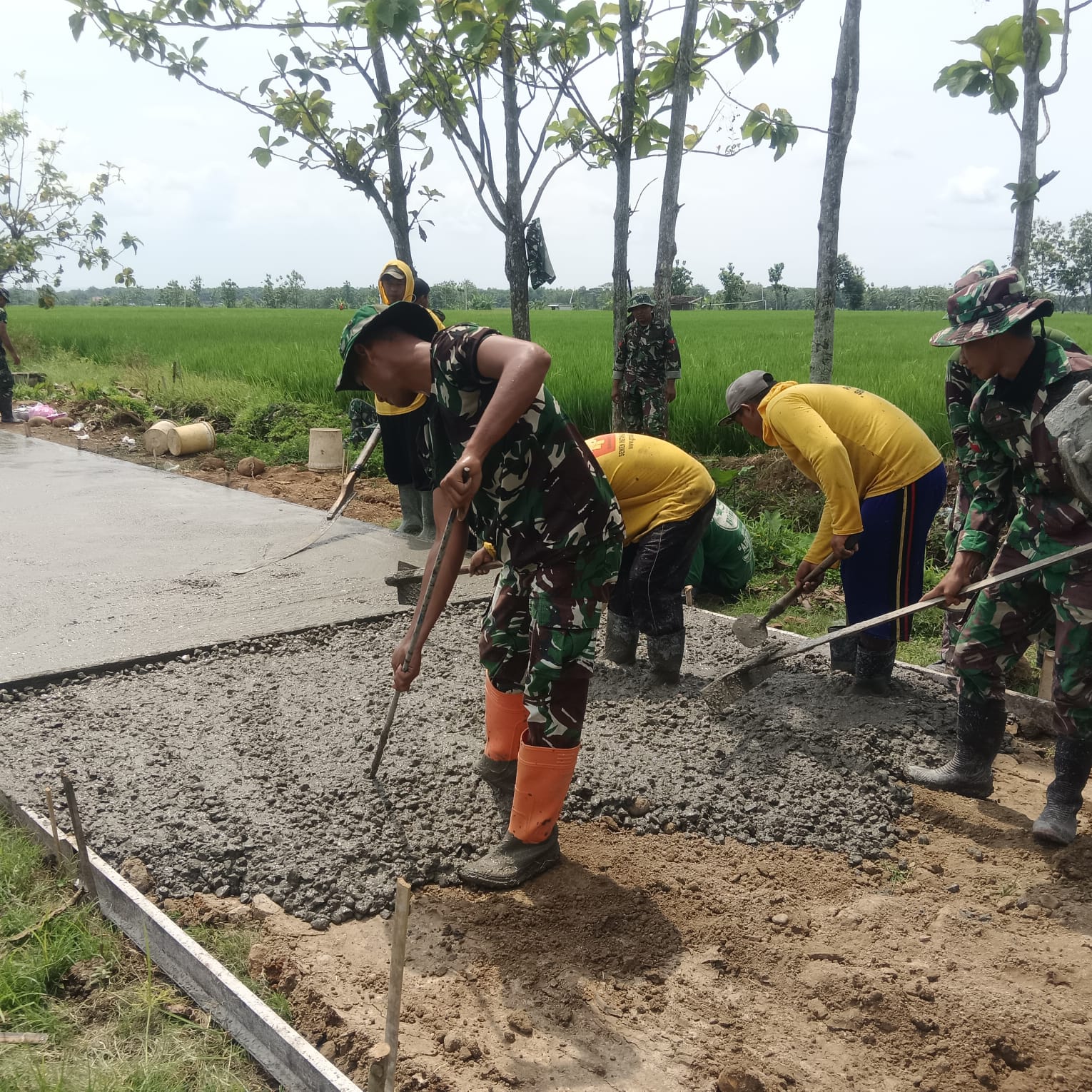 Kolaborasi Pasukan Kuning dengan Pasukan Loreng di TMMD Reg Ke-128 Kodim 0725/Sragen