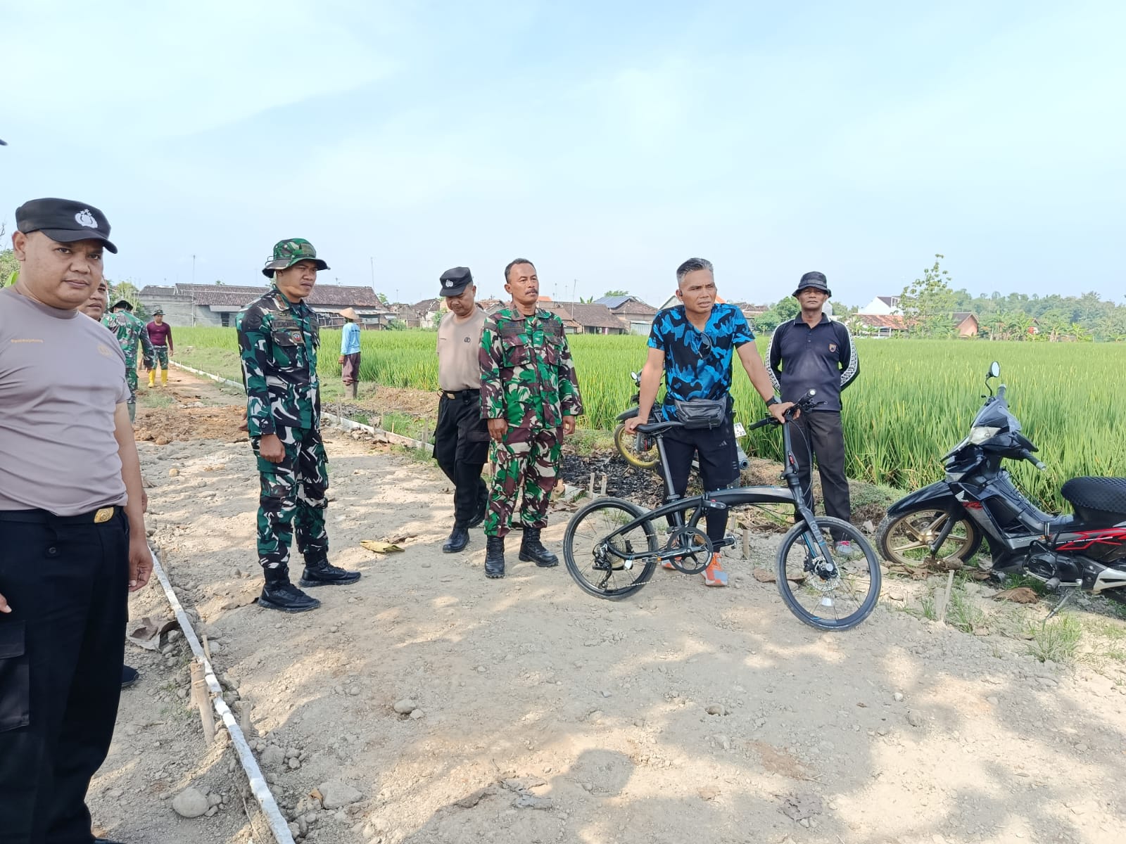 Gowes Pagi Berujung Cek Proyek Aksi Kasdim Sragen Tinjau Pengecoran Jalan TMMD Reguker 128 Kodim Sragen.