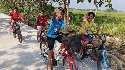 Wajah Ceria Anak-Anak Desa Puro Jalan Baru TMMD Reg 128 Kodim Sragen Jadi Arena Bermain dan Olahraga Favorit
