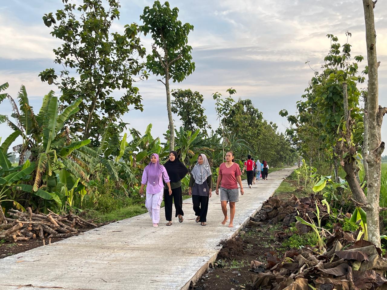 Jalan Betonisasi TMMD Kodim 0725/Sragen Dimanfaatkan Warga untuk Olahraga Pagi