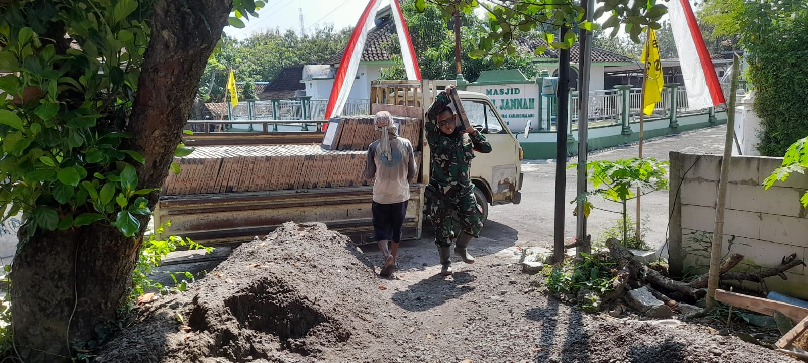 460 Dus Keramik Bantuan Pangdam IV/Diponegoro untuk Program RTLH TMMD Reg 128 Kodim Sragen Diterima Warga