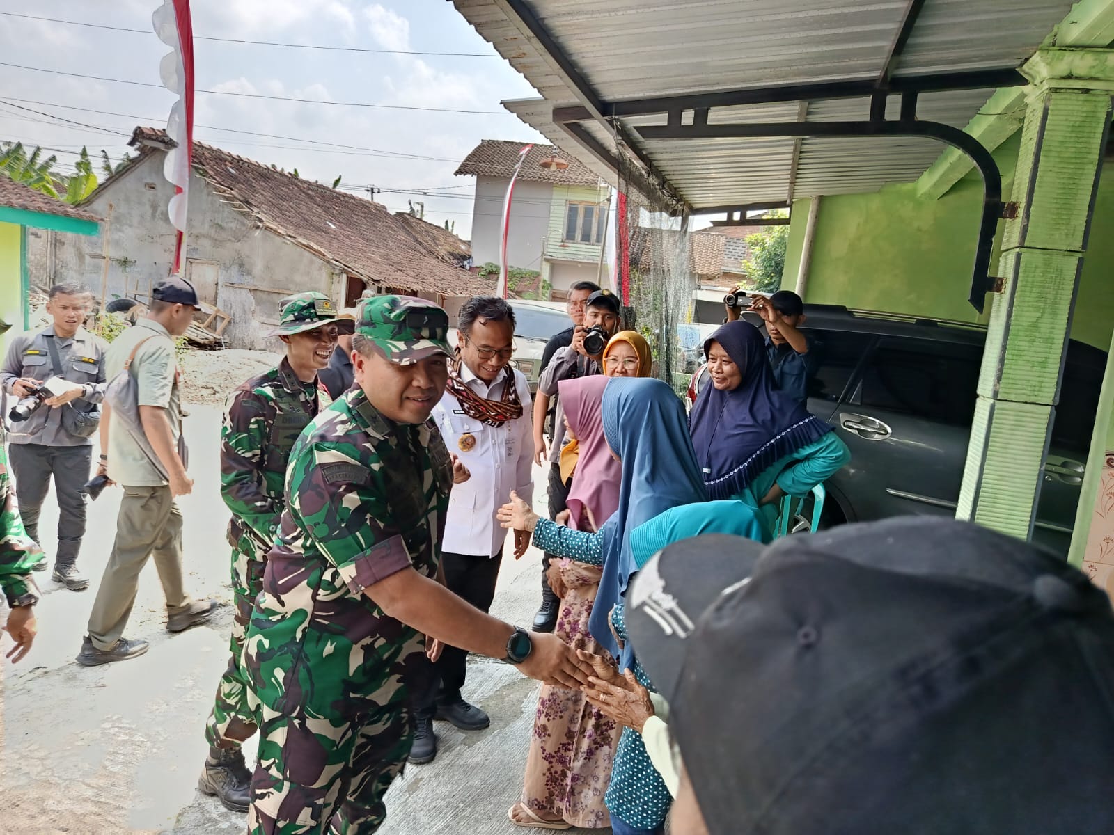 Penuh Haru dan Bahagia, Warga Puro Sambut Hangat Kunjungan Kasdam IV/Diponegoro di Rumah Baru Ibu Sunarni Hasil TMMD ke-128