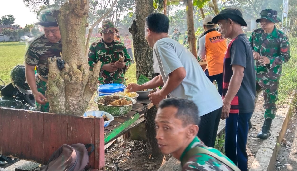 Mak Yem Tersenyum, Dagangan Laris Diborong Satgas TMMD