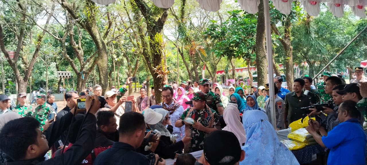 Kasdam IV Borong Produk UMKM dan Bagikan ke Warga di Penutupan TMMD Reg ke-128 Kodim 0725/Sragen