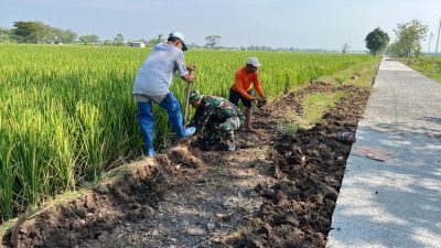 Anggota Satgas TMMD Bersama Warga Tetap Bekerja Keras Untuk Memberem Samping Kanan kiri Jalan Cor