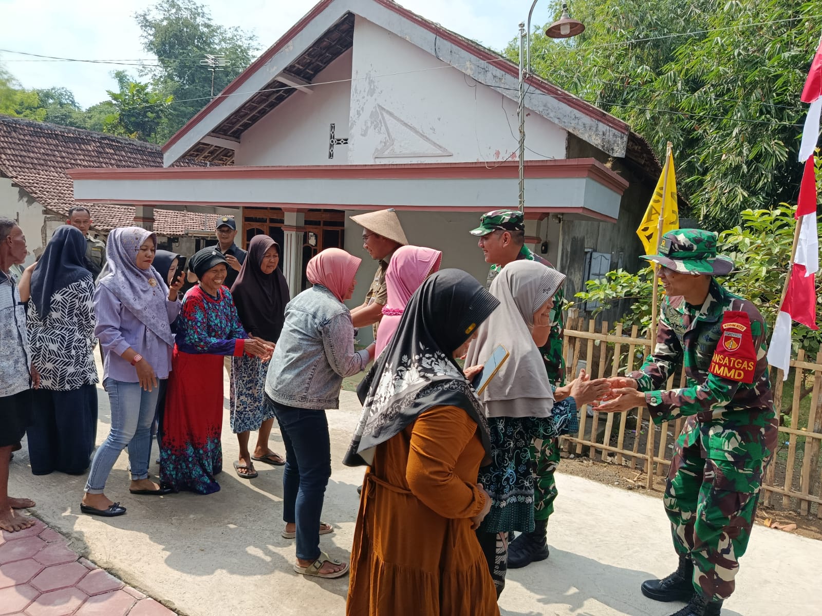 Sambut Haru Kedatangan Danrem 074/Wrt, Warga Pelemgadung Antre Bersalaman Ungkapkan Syukur Atas Sumur Bor TMMD