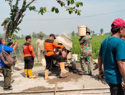 Sukseskan TMMD Desa Puro, Ormas SENKOM Bahu-membahu Garap Cor Jalan