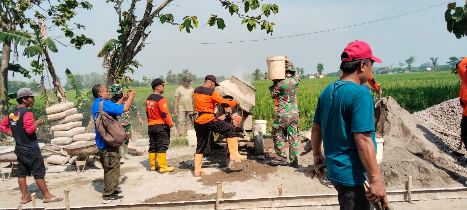 Sukseskan TMMD Desa Puro, Ormas SENKOM Bahu-membahu Garap Cor Jalan