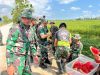 Kasdim 0725/Sragen Bawakan Semangka untuk Satgas TMMD di Tengah Terik Matahari