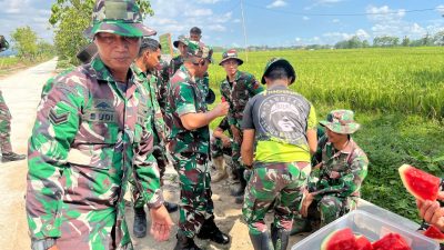 Kasdim 0725/Sragen Bawakan Semangka untuk Satgas TMMD di Tengah Terik Matahari