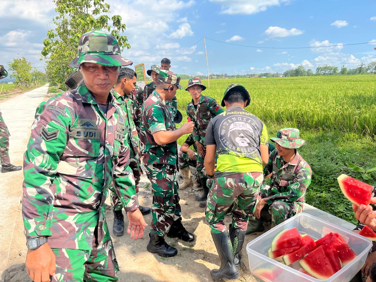 Kasdim 0725/Sragen Bawakan Semangka untuk Satgas TMMD di Tengah Terik Matahari