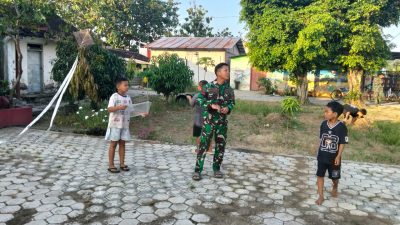 Lepas Penat dengan Bermain Layang-Layang, Satgas TMMD dan Anak-Anak Desa Puro Bangun Kedekatan Penuh Keceriaan
