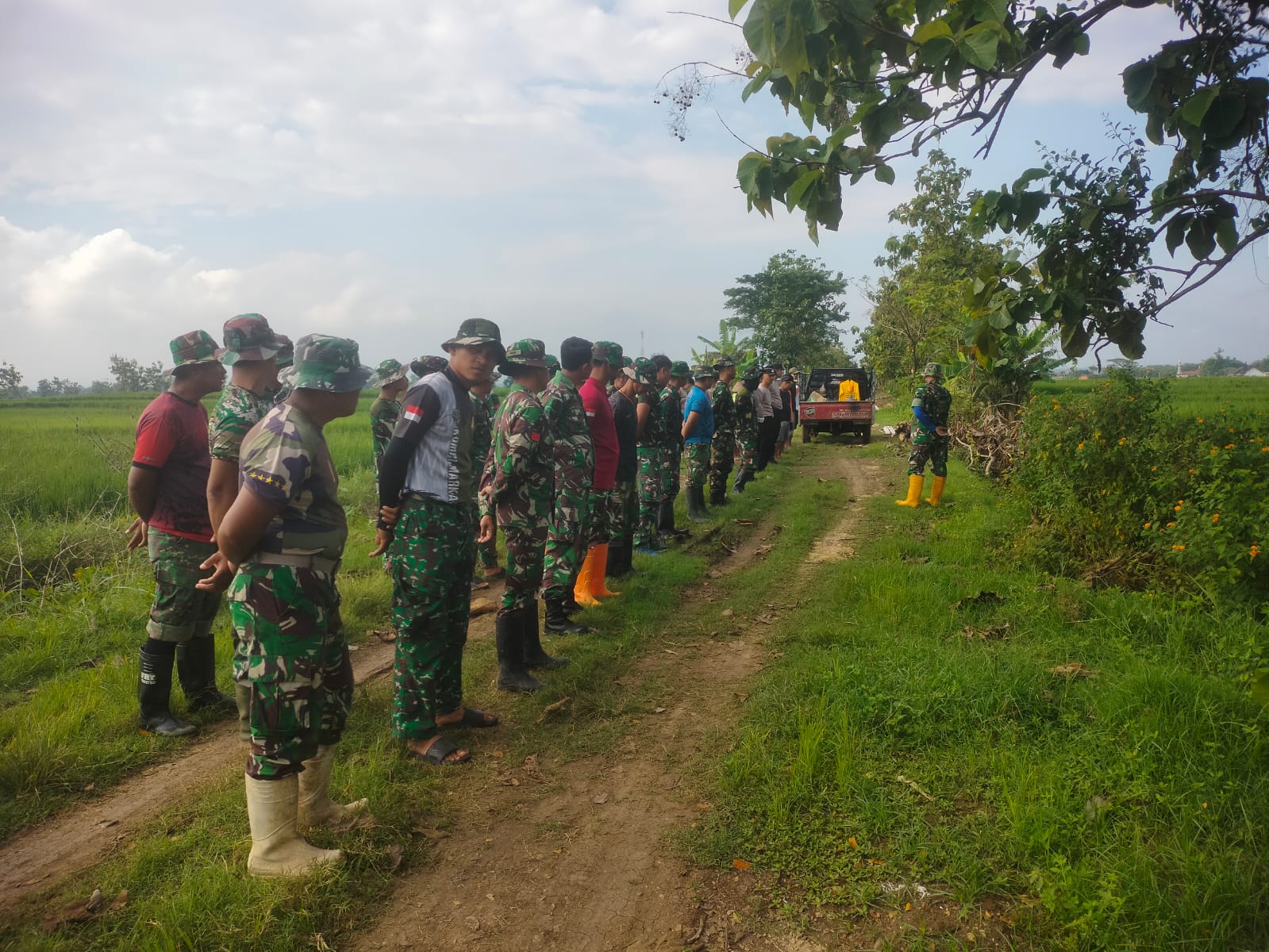 Sinergi TNI-Polri dan Warga Jadi Kunci Kelancaran Cor Jalan TMMD