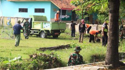 Selokan Bersih, Lingkungan Nyaman, Aksi Nyata TMMD di SDN 2 Plumbungan