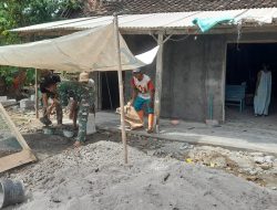 Personel Satgas TMMD Reg 128 Buat Perlindungan di Bawah Layar dari Terik Matahari yang Menyengat Agar Tetap Bisa Bekerja
