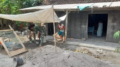 Personel Satgas TMMD Reg 128 Buat Perlindungan di Bawah Layar dari Terik Matahari yang Menyengat Agar Tetap Bisa Bekerja