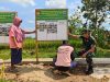 Diterpa Angin Hingga Roboh, Papan Sketsel TMMD Kembali Tegak Berkat Kekompakan TNI dan Warga
